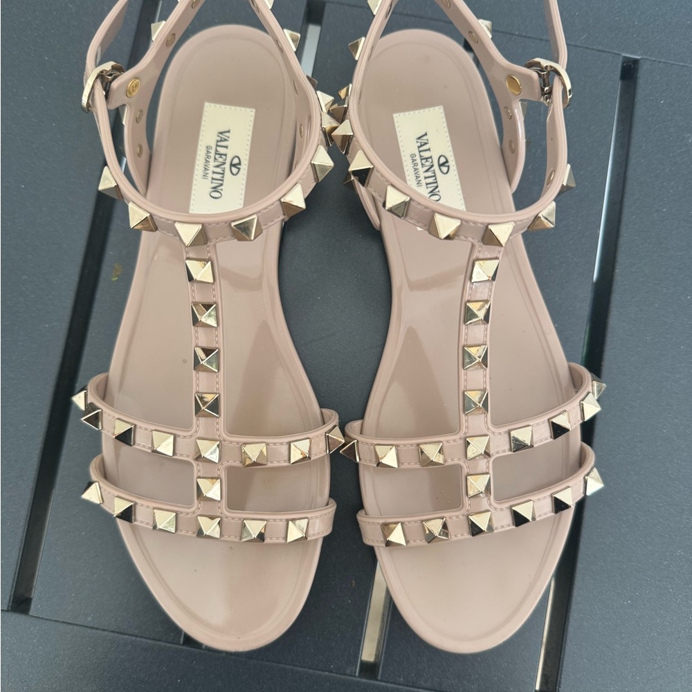 Valentino Garavani Women's Beige flat Rubber Sandal Size 35